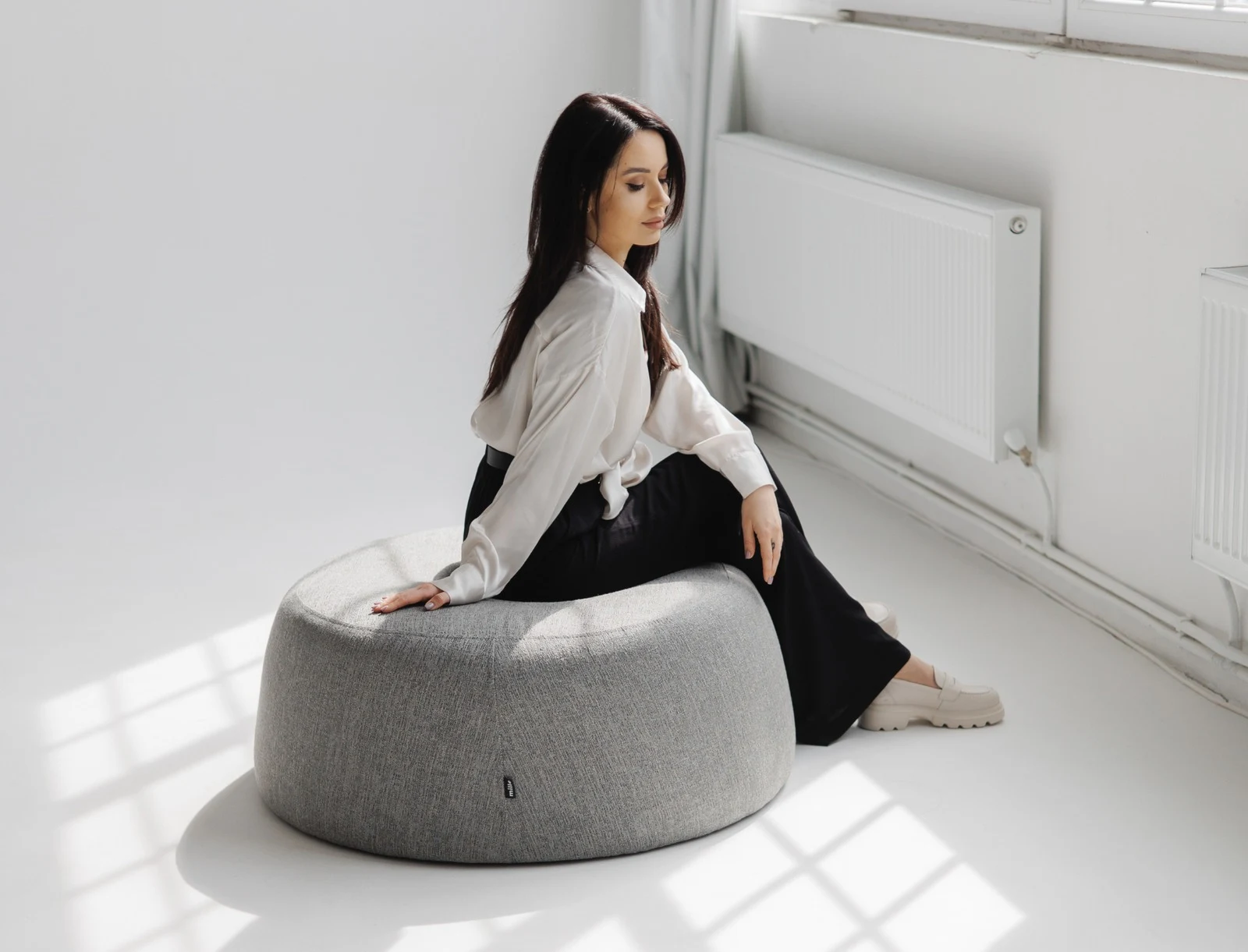 Macarons pouf in Bisou linen textured Belgian fabric, studio render