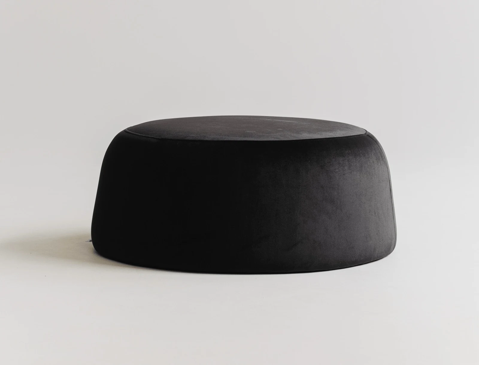 Macarons pouf in Quartz 800 Belgian velvet