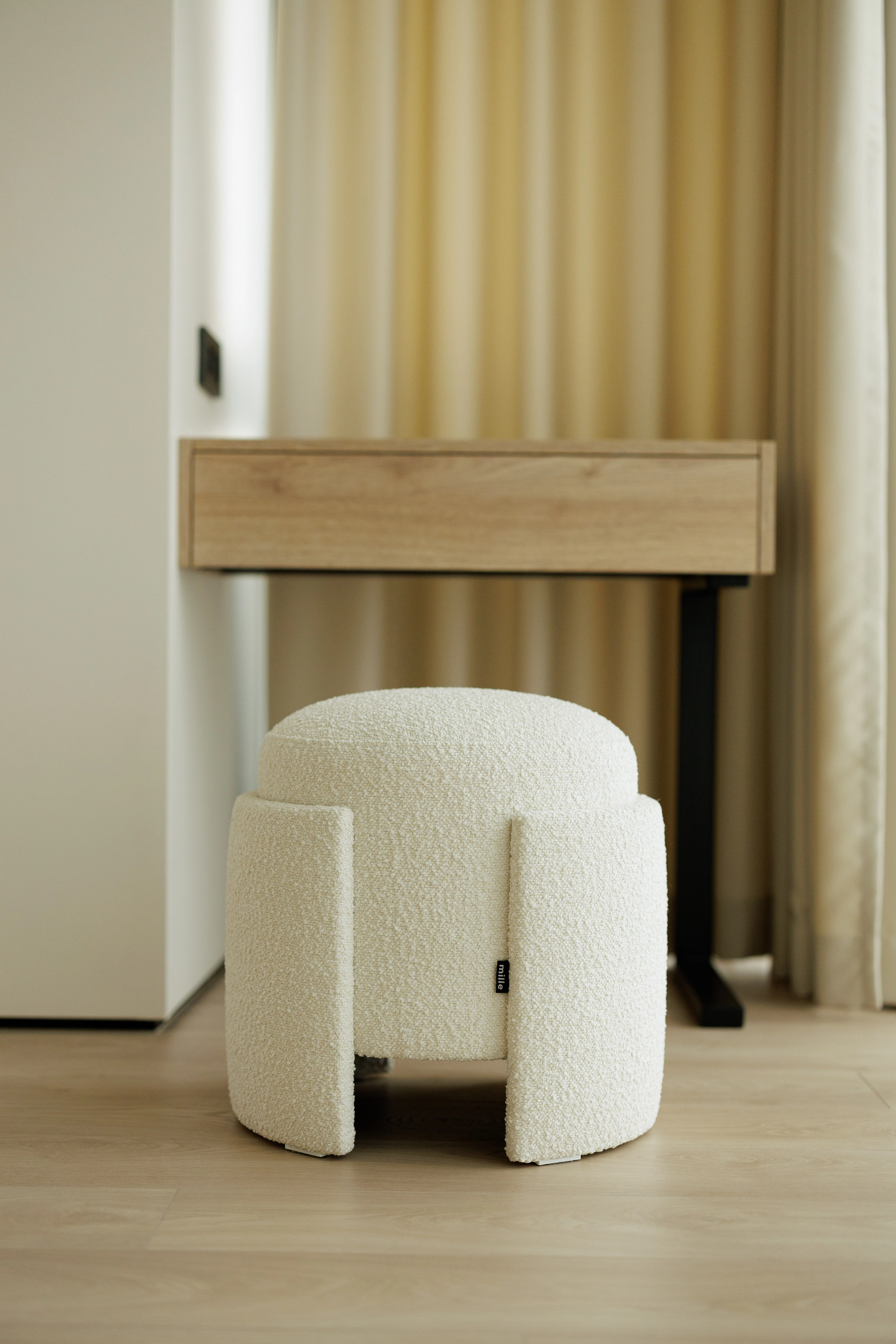 Three-quarter view of Eden pouf
