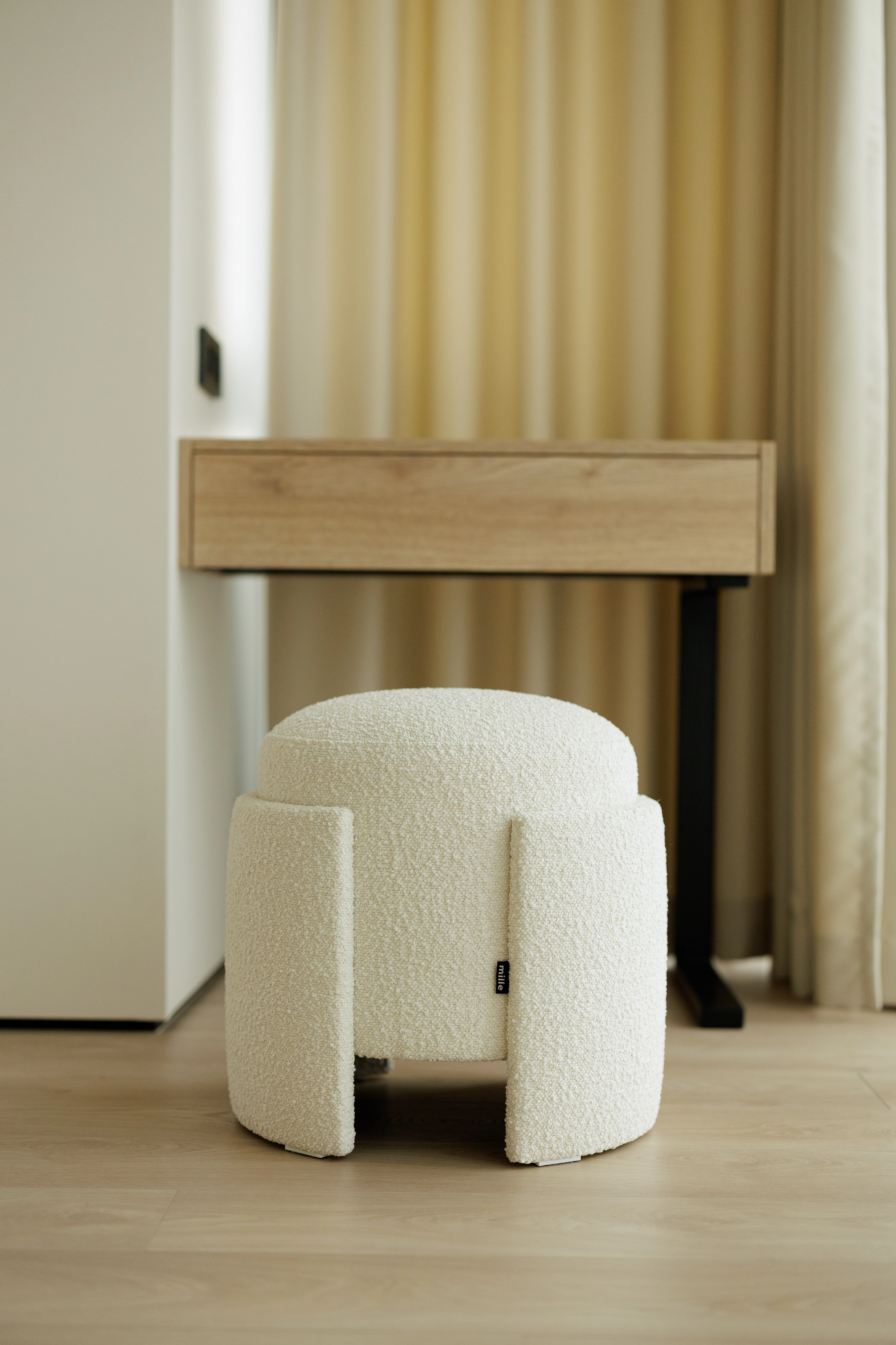 Three-quarter view of Eden pouf