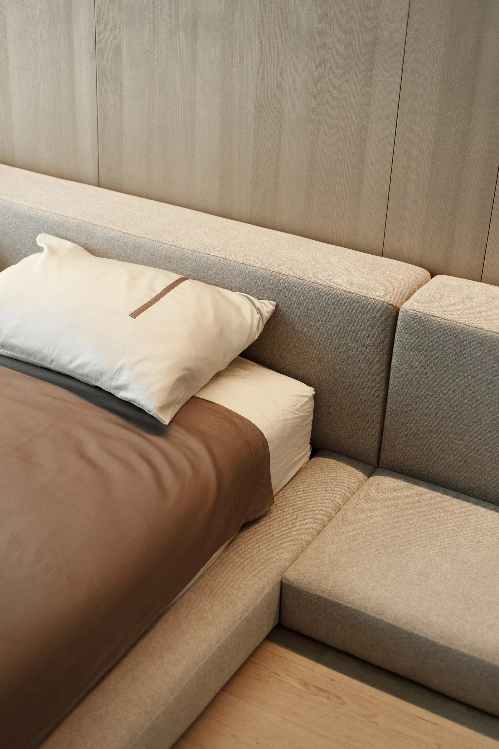 Three-quarter detail of the sand Connect bed showing the right-hand bench extension meeting the bed body
