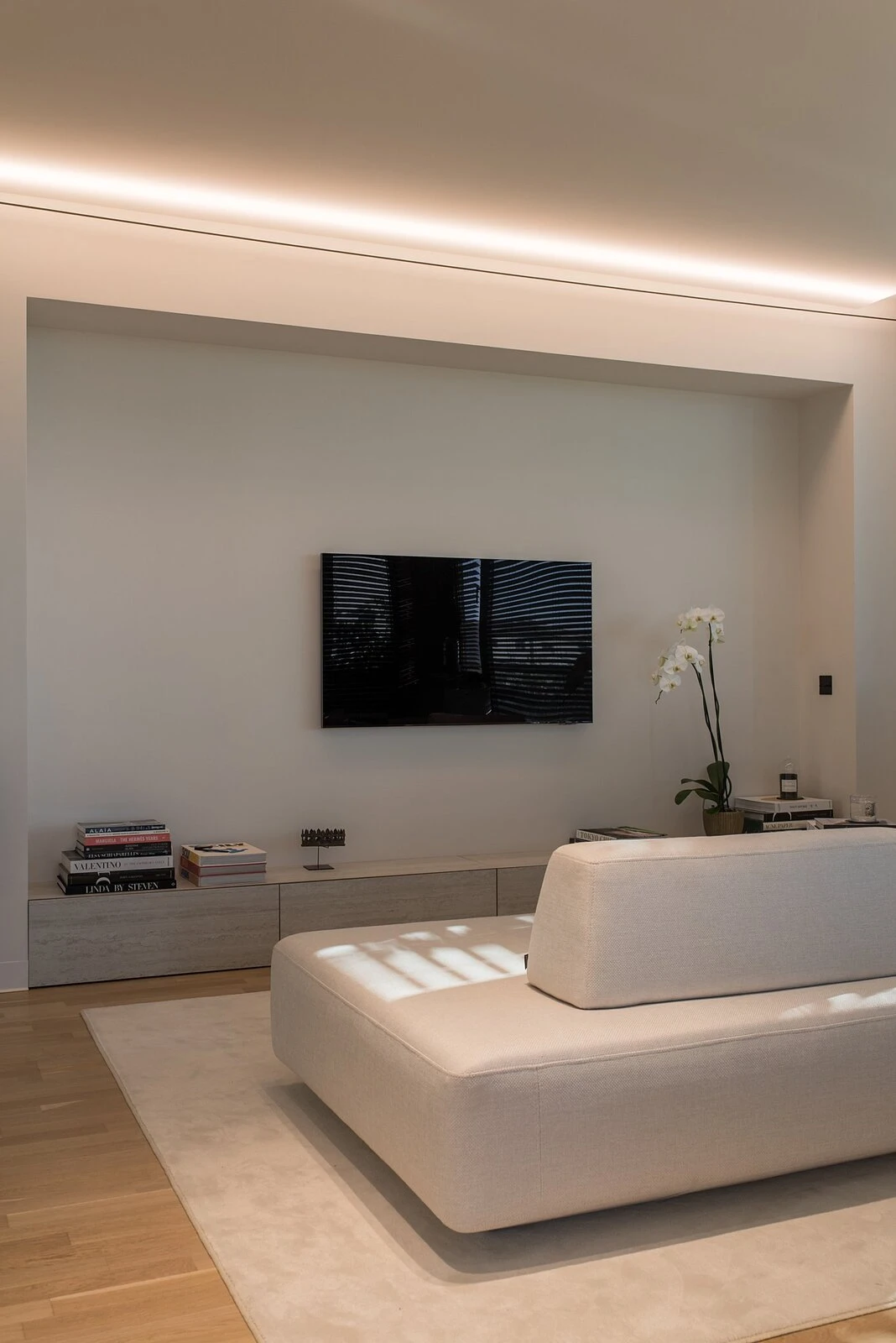 Cream Deseda in a real apartment with a wall-mounted TV and dining table