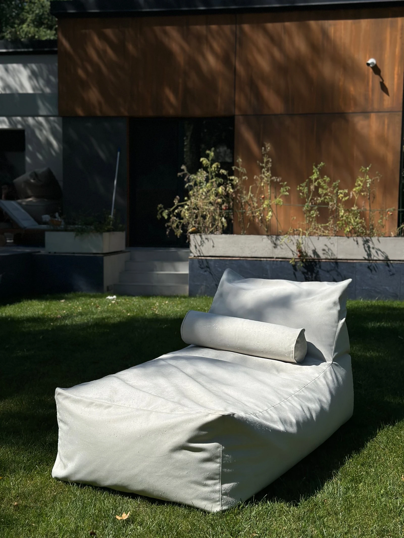 Marolla lounger in villa garden