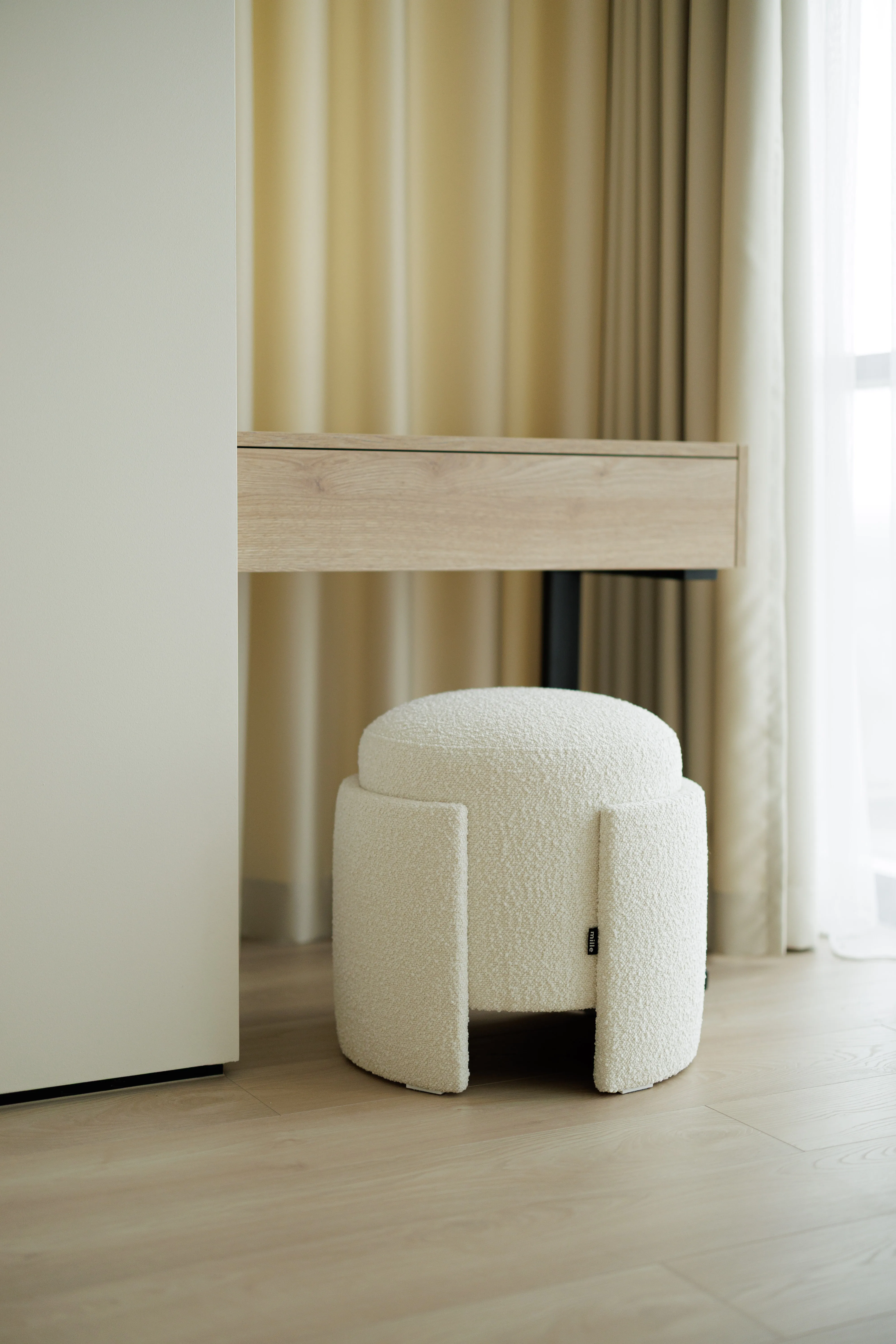 Eden, Vanity stool pouf
